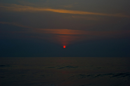 太阳升起在海滩茶嗯，泰国