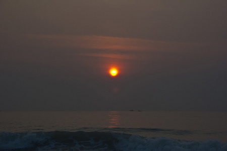 太阳升起在海滩茶嗯，泰国