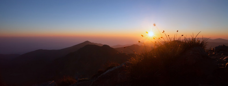 低光全景山