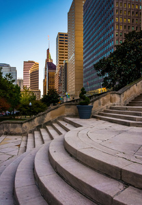 步骤和视图在市中心的建筑物巴尔的摩，马里兰