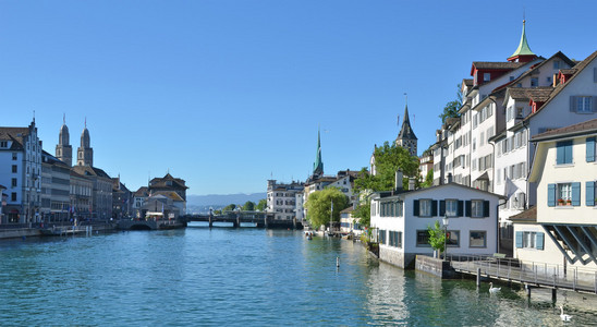 苏黎世市区横跨 limmat 河