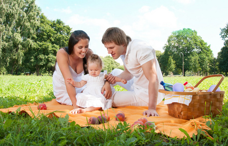 幸福的家庭，在公园里野餐