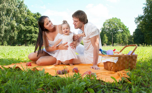 幸福的家庭，在公园里野餐