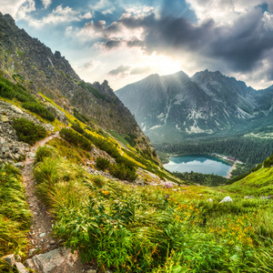 山风景用池塘和山上的小木屋图片