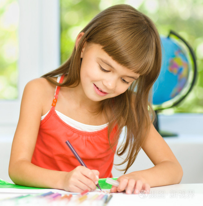 小女孩绘图使用铅笔