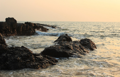 安朱纳海滩岩在日落时