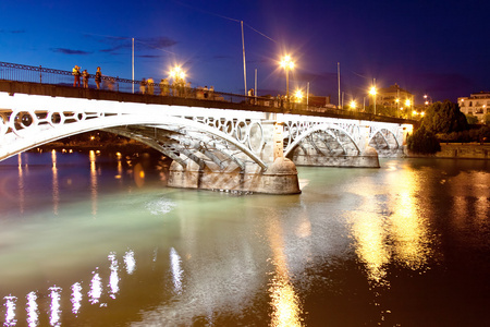 到了晚上，西班牙塞维利亚特里亚纳的桥梁