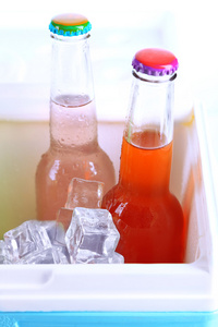在玻璃瓶中迷你冰箱饮料关闭