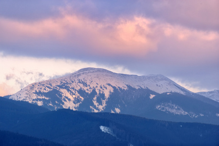 日落在冬天山景观