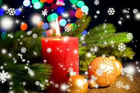 成分用燃烧的蜡烛，杉木树和圣诞装饰品彩色灯光背景