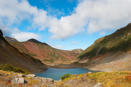 湖和蓝天的山地景观