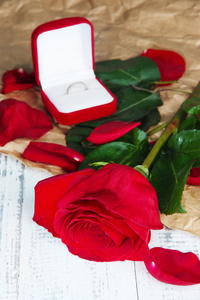 美丽的红玫瑰，带环上木桌特写