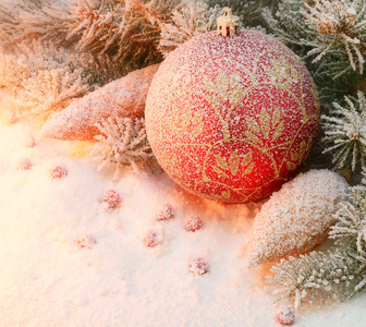 Weihnachten Spielzeug im Schnee unter dem Baum在树下雪的圣诞玩具