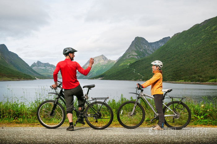 两个骑自行车者放松骑山地自行车