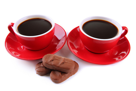 红杯，孤立的白色衬底上的强咖啡和巧克力酒吧
