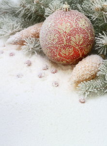 Weihnachten Spielzeug im Schnee unter dem Baum在树下雪的圣诞玩具