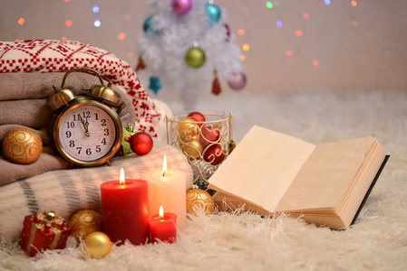 组成与格子 蜡烛和圣诞装饰品，在明亮的背景上的白色地毯上
