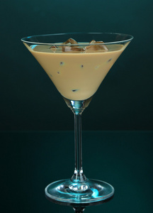 百利酒百利甜酒在蓝色背景上的玻璃照片