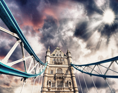 颜色的伦敦塔桥下美丽戏剧性的天空，伦敦英国