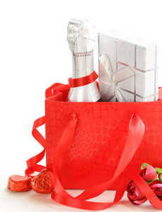 节日瓶香槟及巧克力和白色背景上的礼物