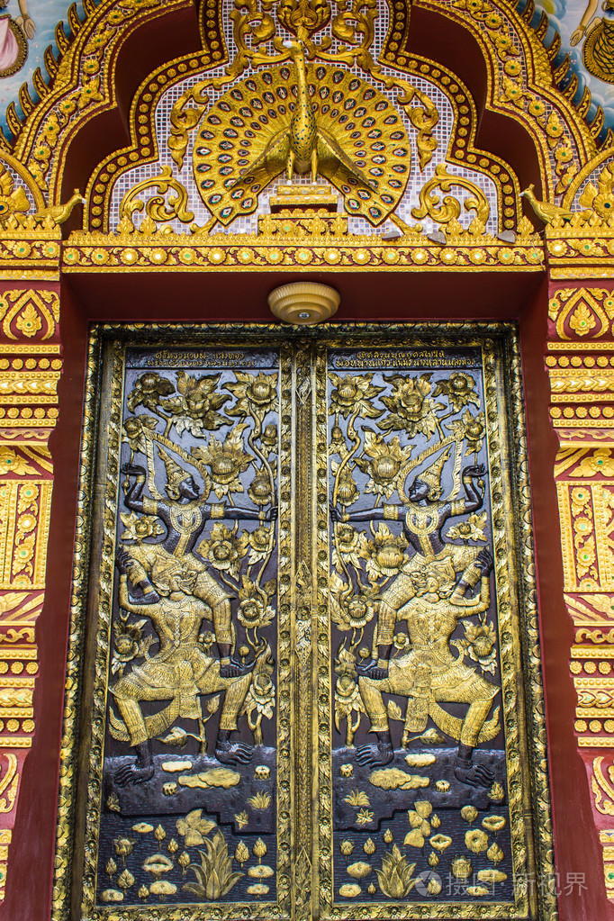 在清迈泰国的泰国寺庙的装饰木制门