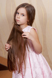 长长的头发的小女孩