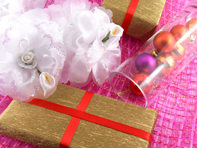 黄金礼品盒有白花和玻璃的圣诞球