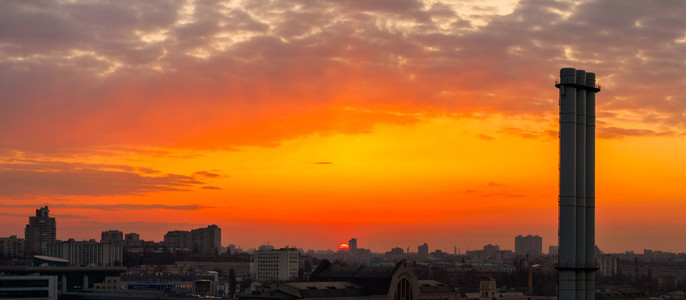 清晨市多彩多姿的夏季日出。基辅。乌克兰