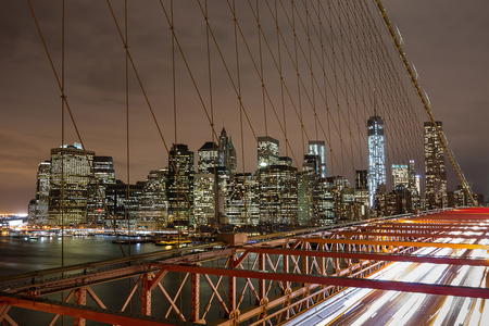 纽约城晚上天际线从布鲁克林大桥