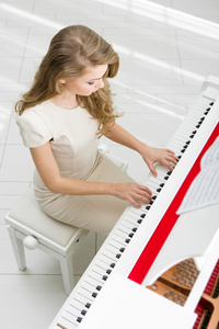 顶视图的女人弹钢琴