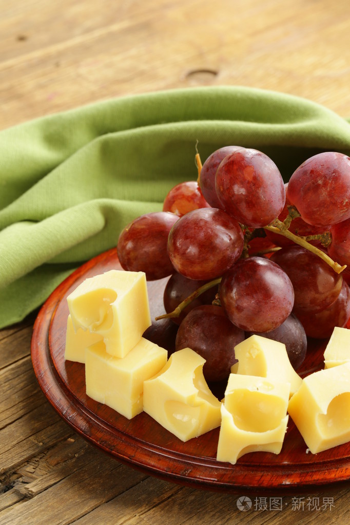 奶酪马斯丹与红葡萄的木板材