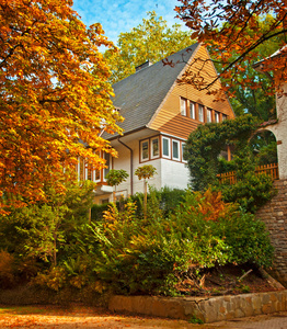农村的房子，在秋天