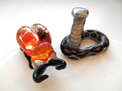 从陶瓷和玻璃的甲壳虫，在白色背景上的装饰蛇