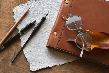 商务概念与复古眼镜 笔记本 钢笔