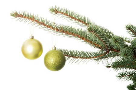 两个圣诞球挂在一棵树上