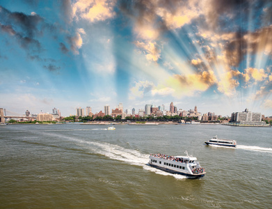 纽约市。船只和渡轮在曼哈顿和布鲁克林之间的过境
