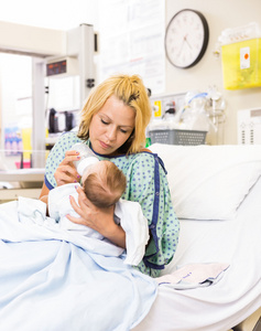 母亲喂奶给女婴在医院的床上图片