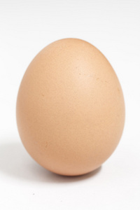 孤立在白色背景上的新鲜鸡蛋