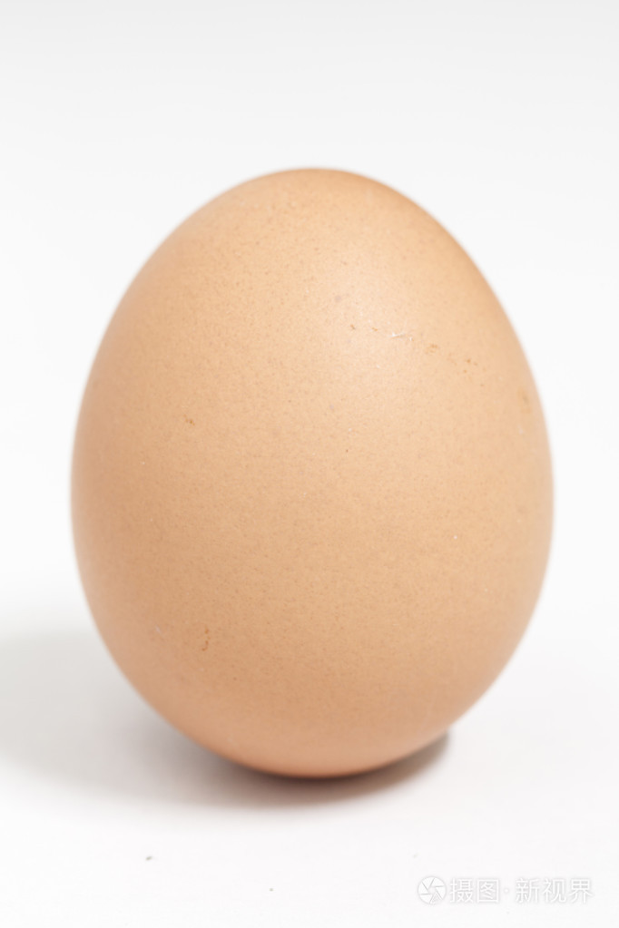 孤立在白色背景上的新鲜鸡蛋