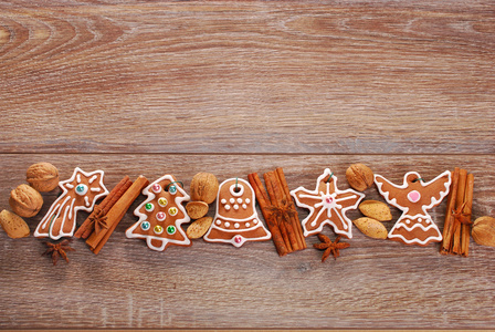 圣诞边框与姜饼和木制 b 上香料