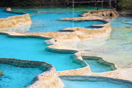 美丽的露天钙华彩池照片