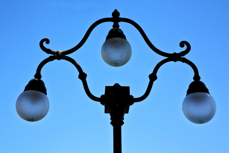 路灯在天空卢加诺的灯泡