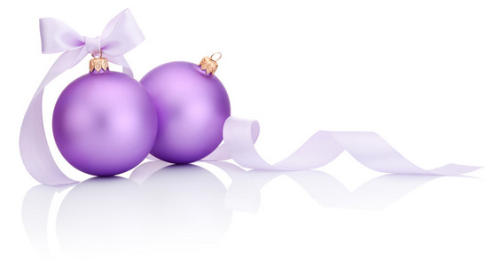 两个紫色圣诞球用丝带弓上孤立的白色 bac