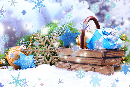 圣诞装饰品在篮子里，在明亮的背景上的枞树组成