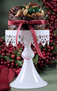 喜庆的节日食品，圣诞节水果蛋糕，装饰华丽的白色蛋糕的立场上