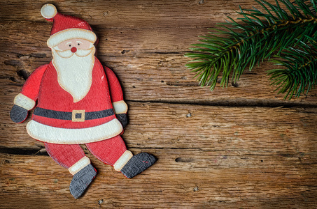 圣诞老人装饰在木头上