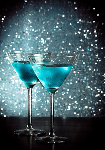 鸡尾酒酒吧桌上冰鲜蓝色的眼镜