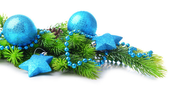 圣诞球和装饰上枞树，孤立的白色衬底上的星星
