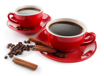 浓咖啡和咖啡豆隔离在白色红杯子