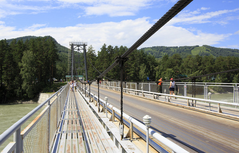 吊桥横跨山河卡吞。阿尔泰山。俄罗斯